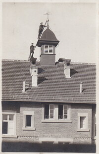 Ernst Bezner bei der Montage einer Wetterfahne