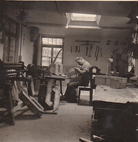 Firmengründer Ernst Bezner bei Blecharbeiten in seiner Werkstatt